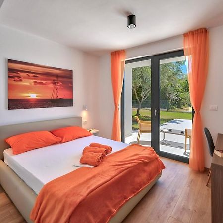 Villa Solis-Modern Villa For A Romantic Retreat, Heated Pool Лижнян Экстерьер фото