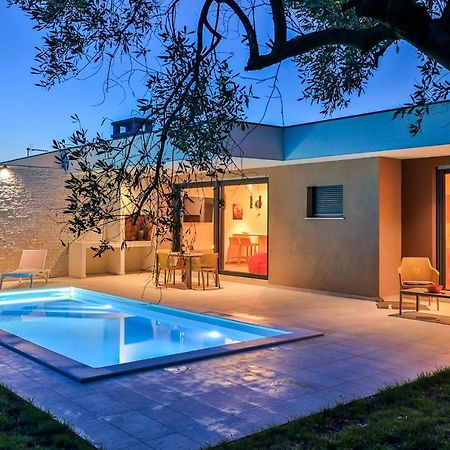 Villa Solis-Modern Villa For A Romantic Retreat, Heated Pool Лижнян Экстерьер фото