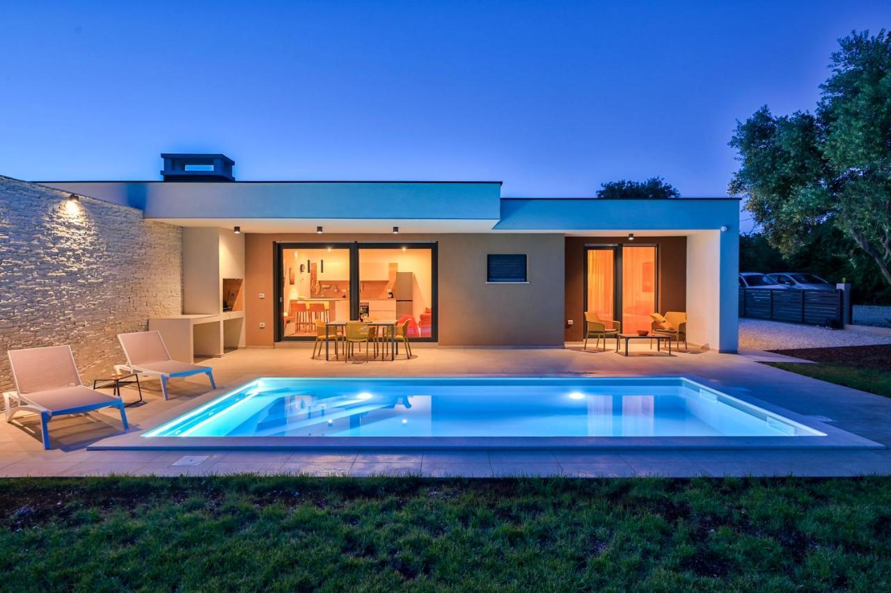 Villa Solis-Modern Villa For A Romantic Retreat, Heated Pool Лижнян Экстерьер фото