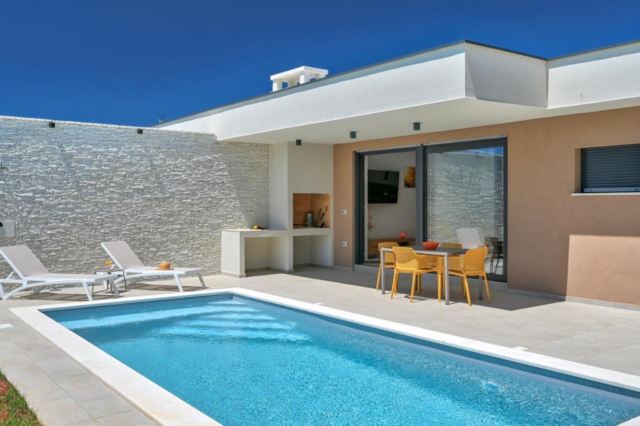 Villa Solis-Modern Villa For A Romantic Retreat, Heated Pool Лижнян Экстерьер фото