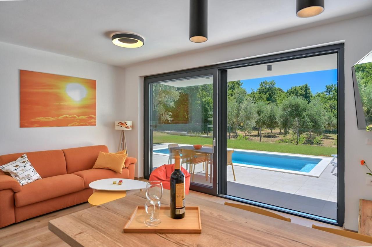 Villa Solis-Modern Villa For A Romantic Retreat, Heated Pool Лижнян Экстерьер фото