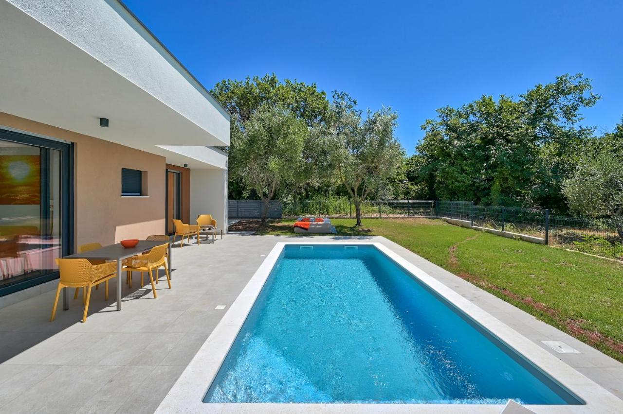 Villa Solis-Modern Villa For A Romantic Retreat, Heated Pool Лижнян Экстерьер фото