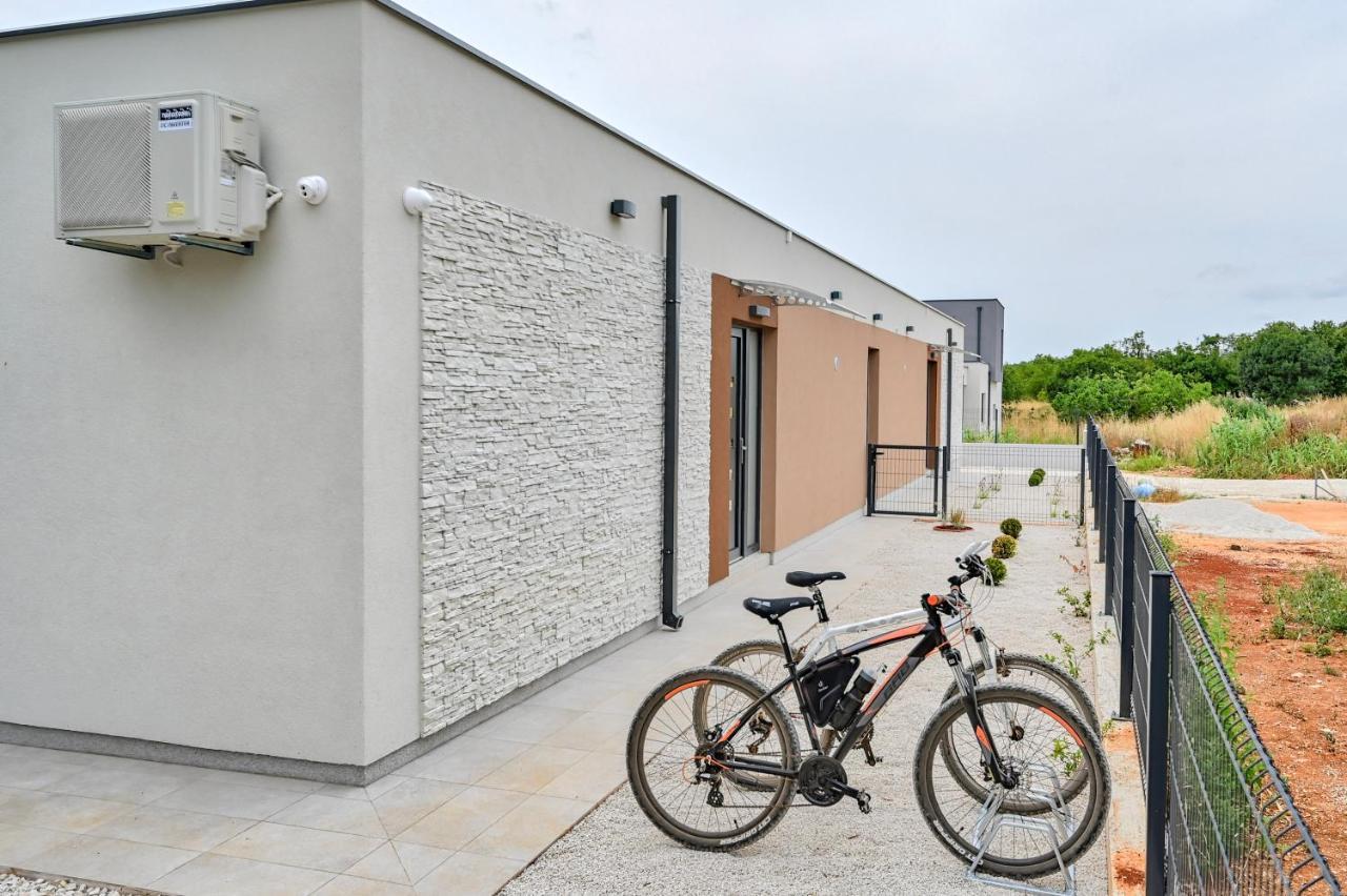 Villa Solis-Modern Villa For A Romantic Retreat, Heated Pool Лижнян Экстерьер фото