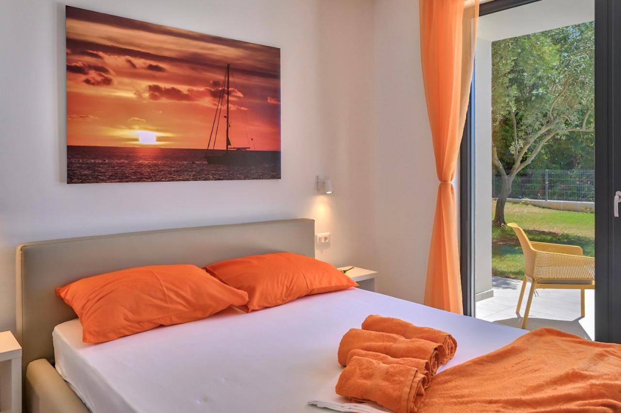 Villa Solis-Modern Villa For A Romantic Retreat, Heated Pool Лижнян Экстерьер фото
