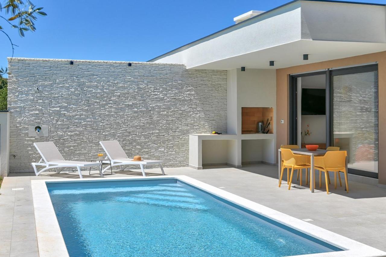Villa Solis-Modern Villa For A Romantic Retreat, Heated Pool Лижнян Экстерьер фото