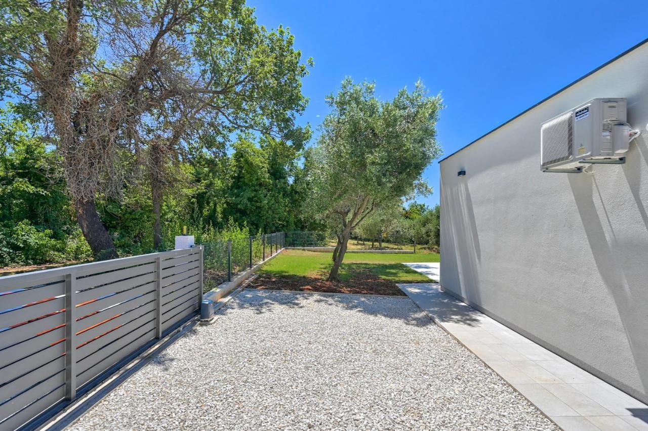 Villa Solis-Modern Villa For A Romantic Retreat, Heated Pool Лижнян Экстерьер фото