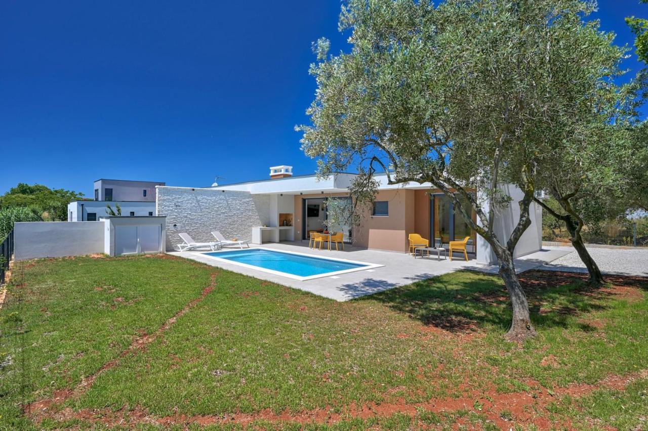 Villa Solis-Modern Villa For A Romantic Retreat, Heated Pool Лижнян Экстерьер фото