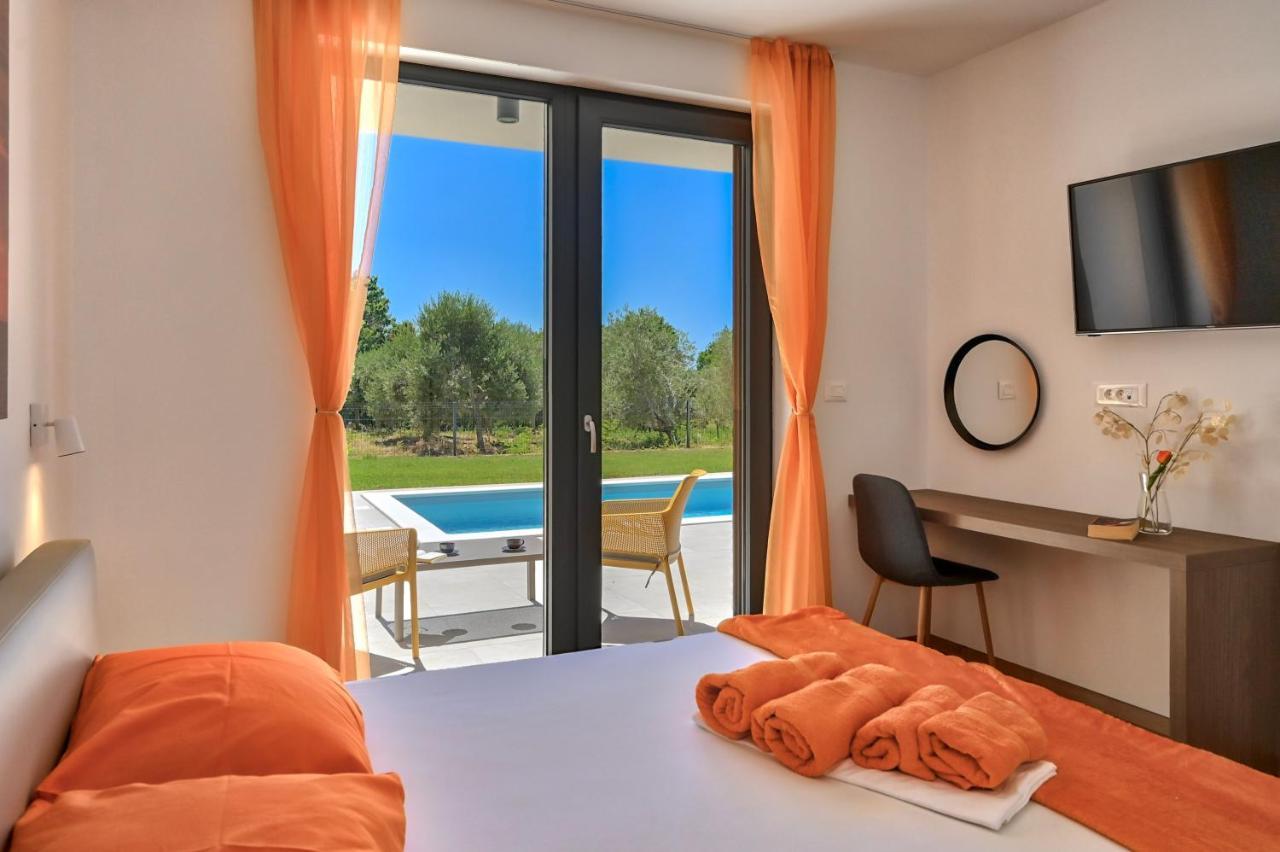 Villa Solis-Modern Villa For A Romantic Retreat, Heated Pool Лижнян Экстерьер фото